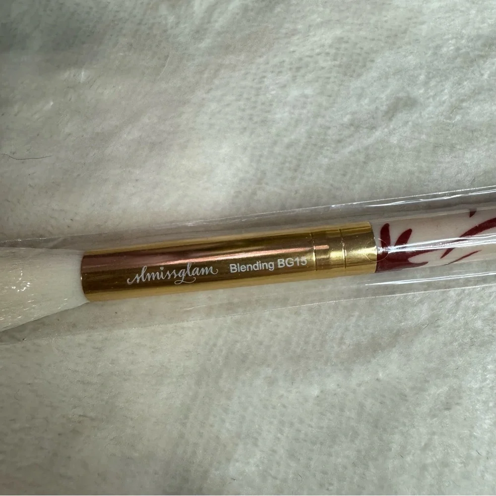 NWT SLMISSLAM Large Fluffy Bird Blending Brush